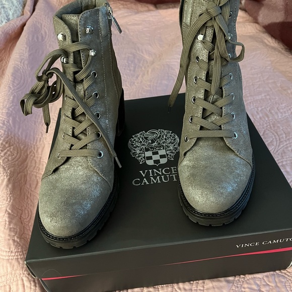 Super stylish, trendy, hiker boot. - Picture 2 of 5